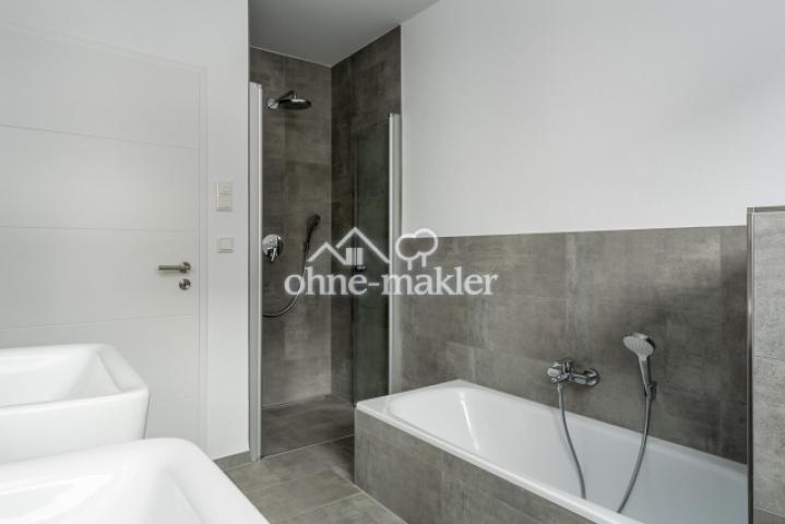 Badewanne und Dusche
