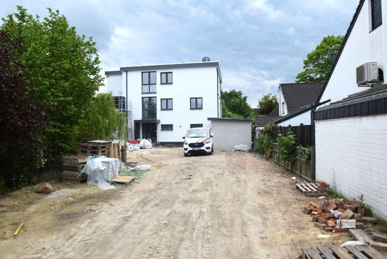 Zufahrt mit Anbau für Fahrräder und Heizungssystem fast fertig