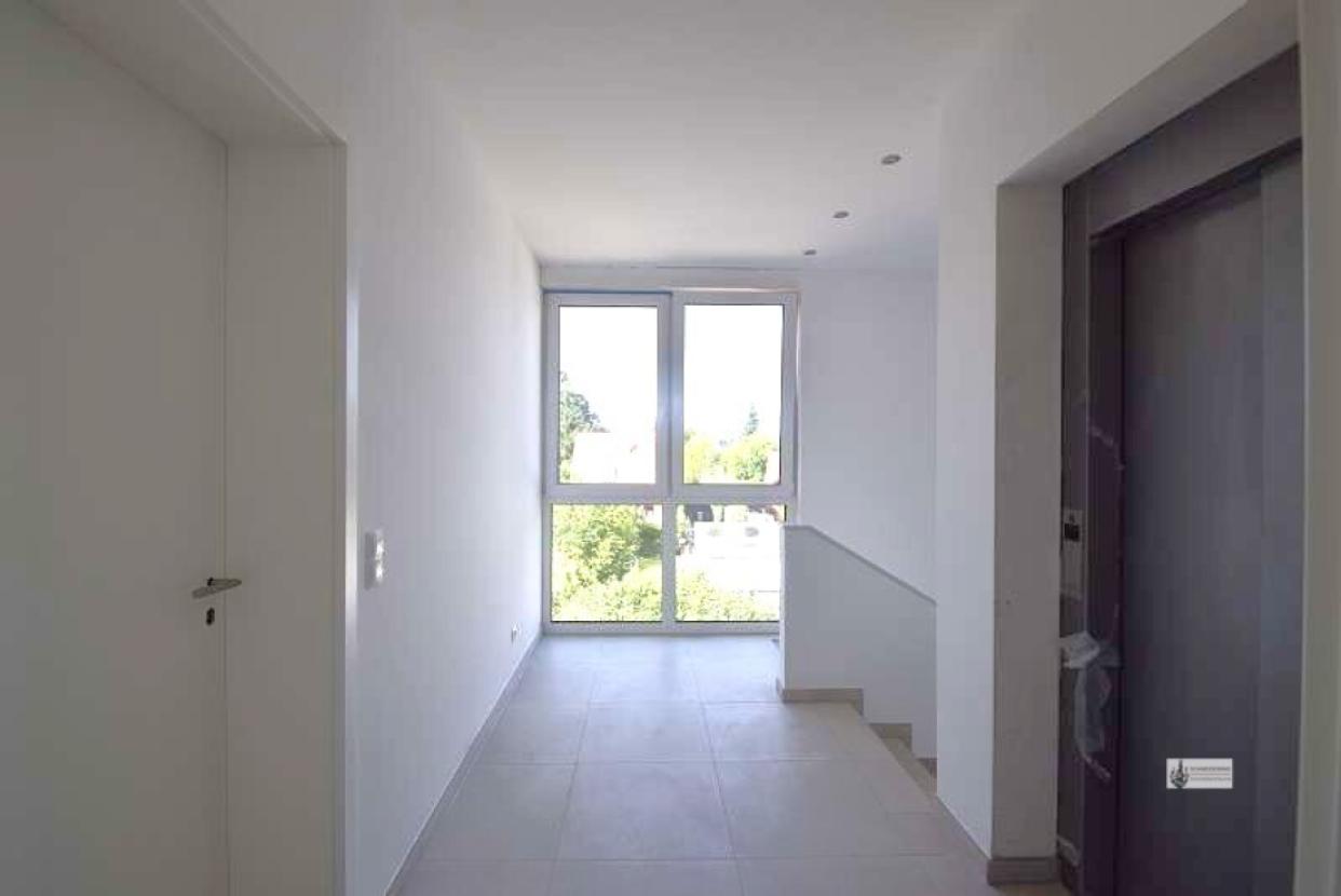 Flur mit Fahrstuhl vor der Wohnungstür