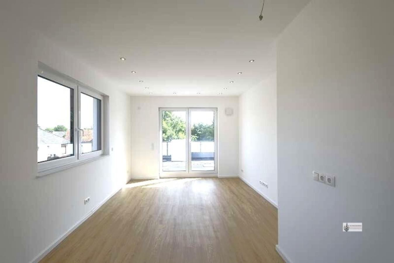 Wohnzimmer mit Tür zur Dachterrasse