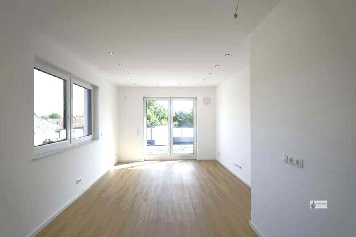 Wohnzimmer mit Tür zur Dachterrasse