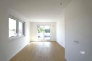 Wohnzimmer mit Tür zur Dachterrasse