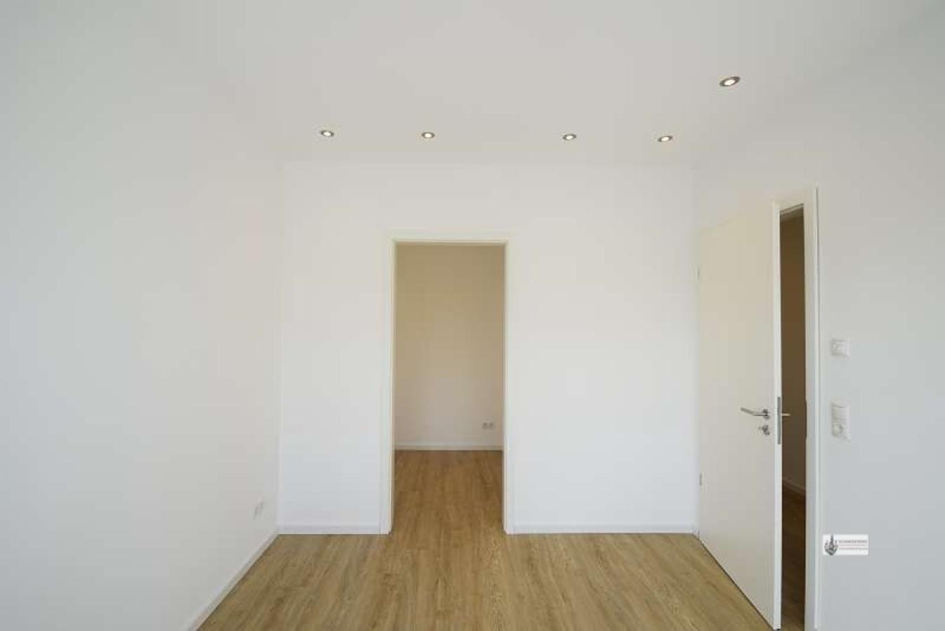 Schlafzimmer mit offenem Kleiderschrank