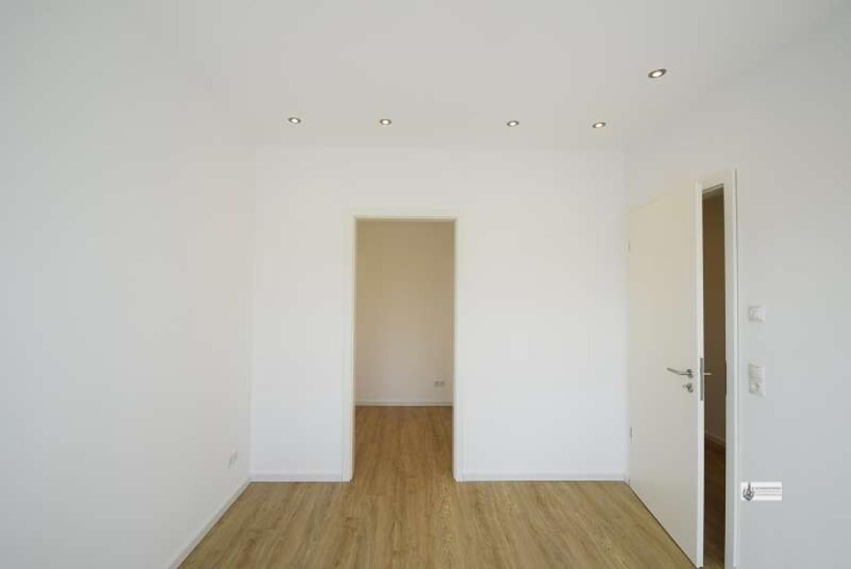 Schlafzimmer mit offenem Kleiderschrank