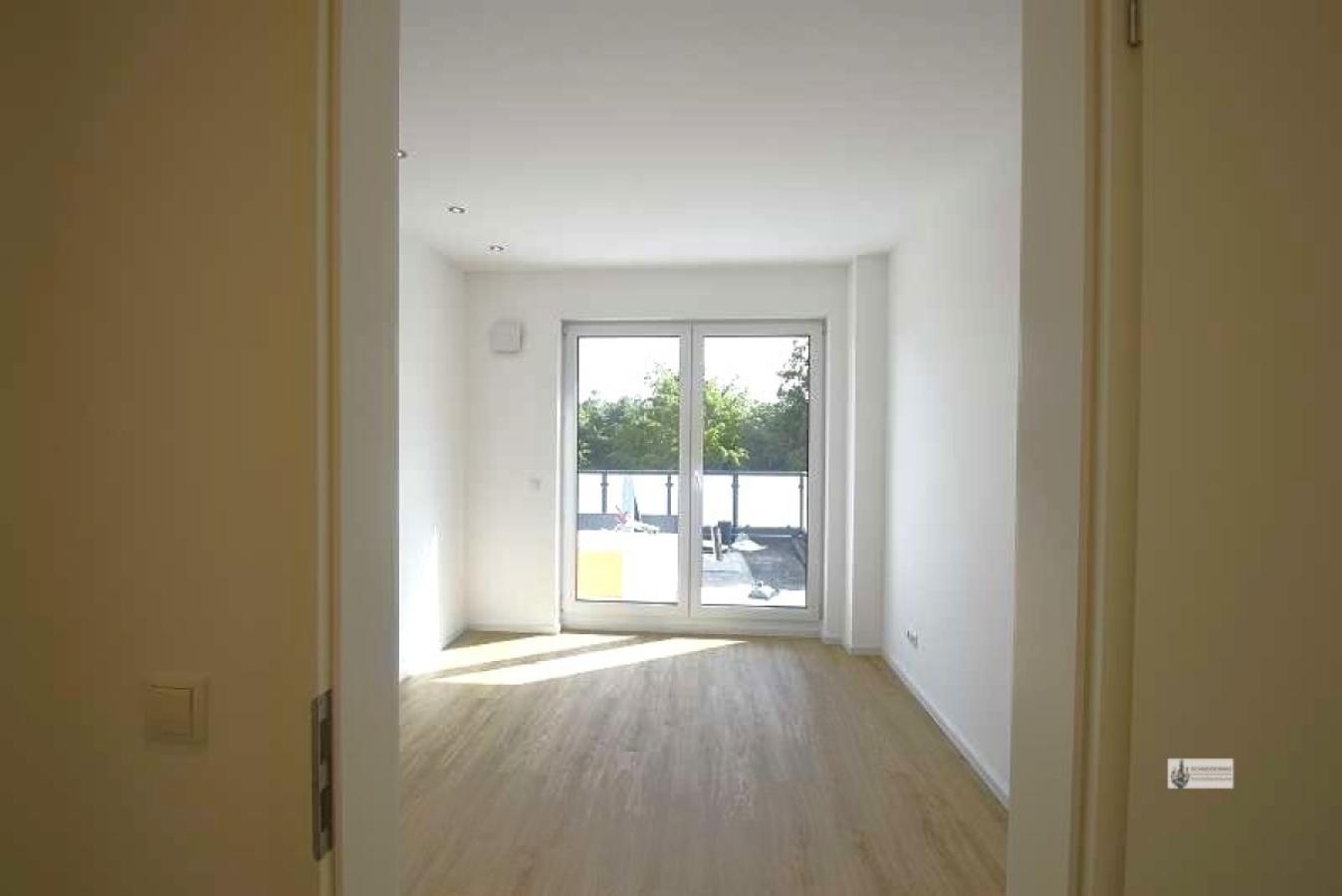 Schlafzimmer mit Tür zur Dachterrasse