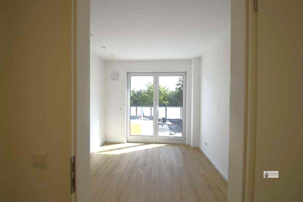 Schlafzimmer mit Tür zur Dachterrasse