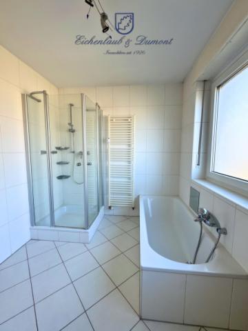 Bad mit Wanne und Dusche Og