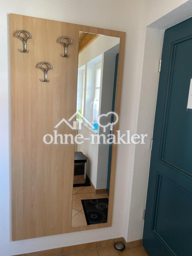 Eingangstür und Garderobe