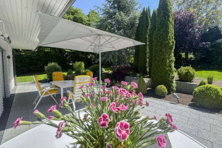Stilvolle Terrasse mit Schirm