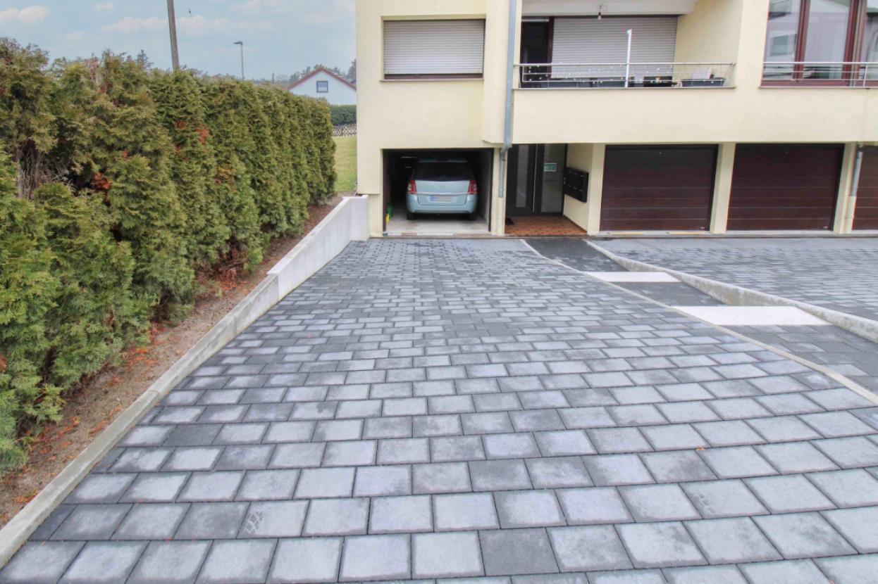 Garage und Stellplatz