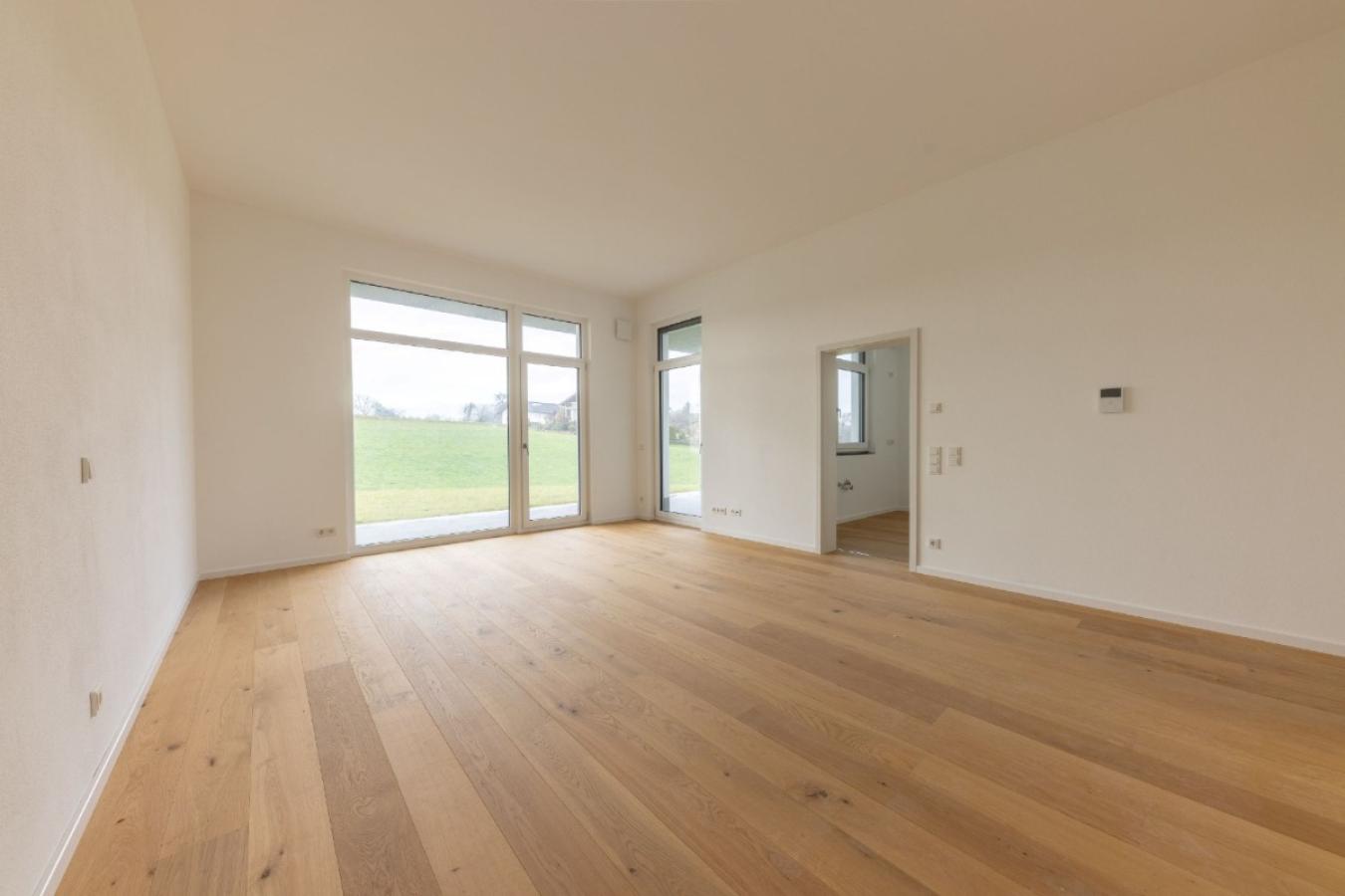 Wohnzimmer mit Blick nach draußen und in die Küche