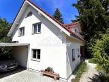 Seitenansicht mit 2x Carport