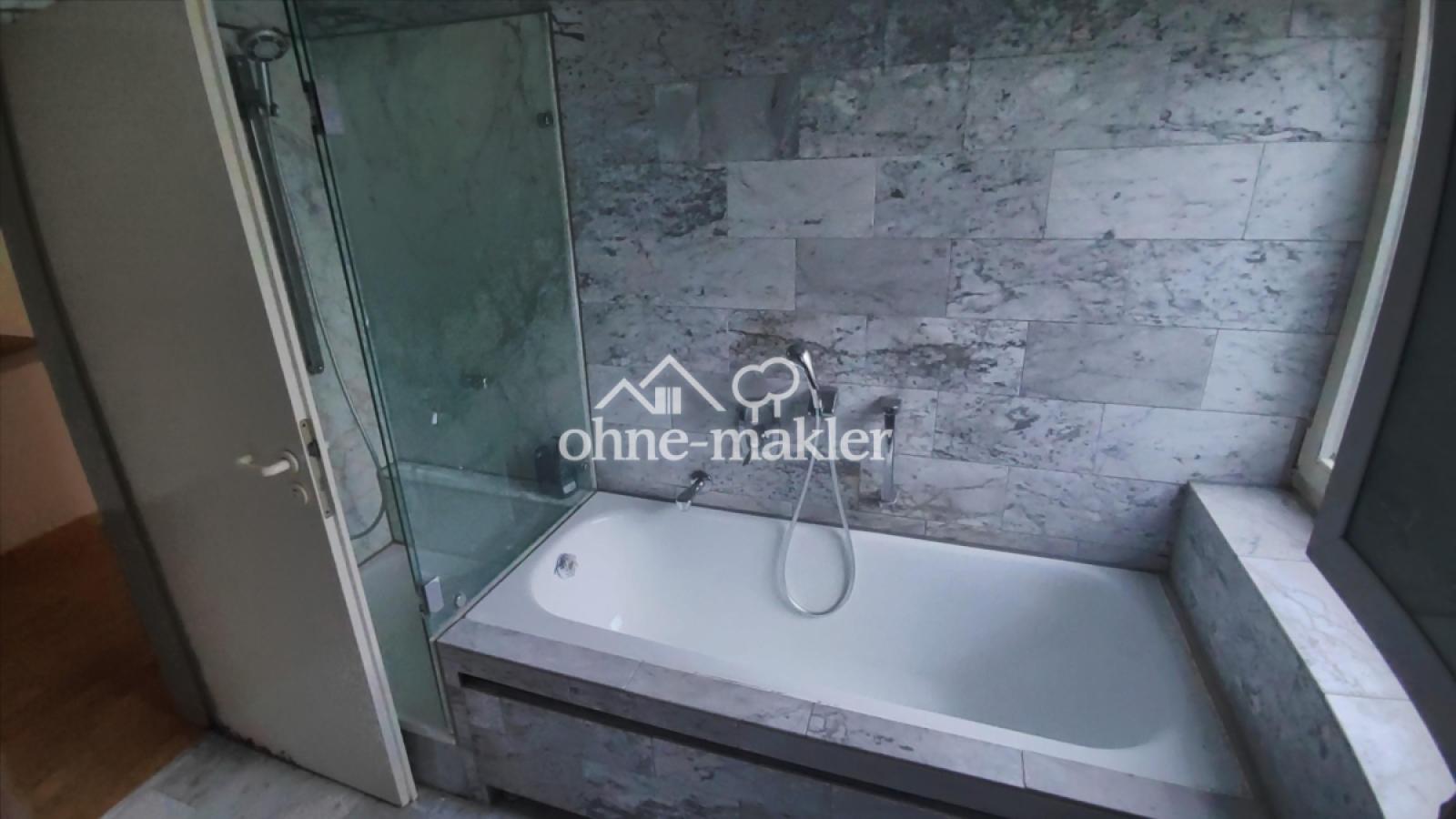 Bad Badewanne und Dusche