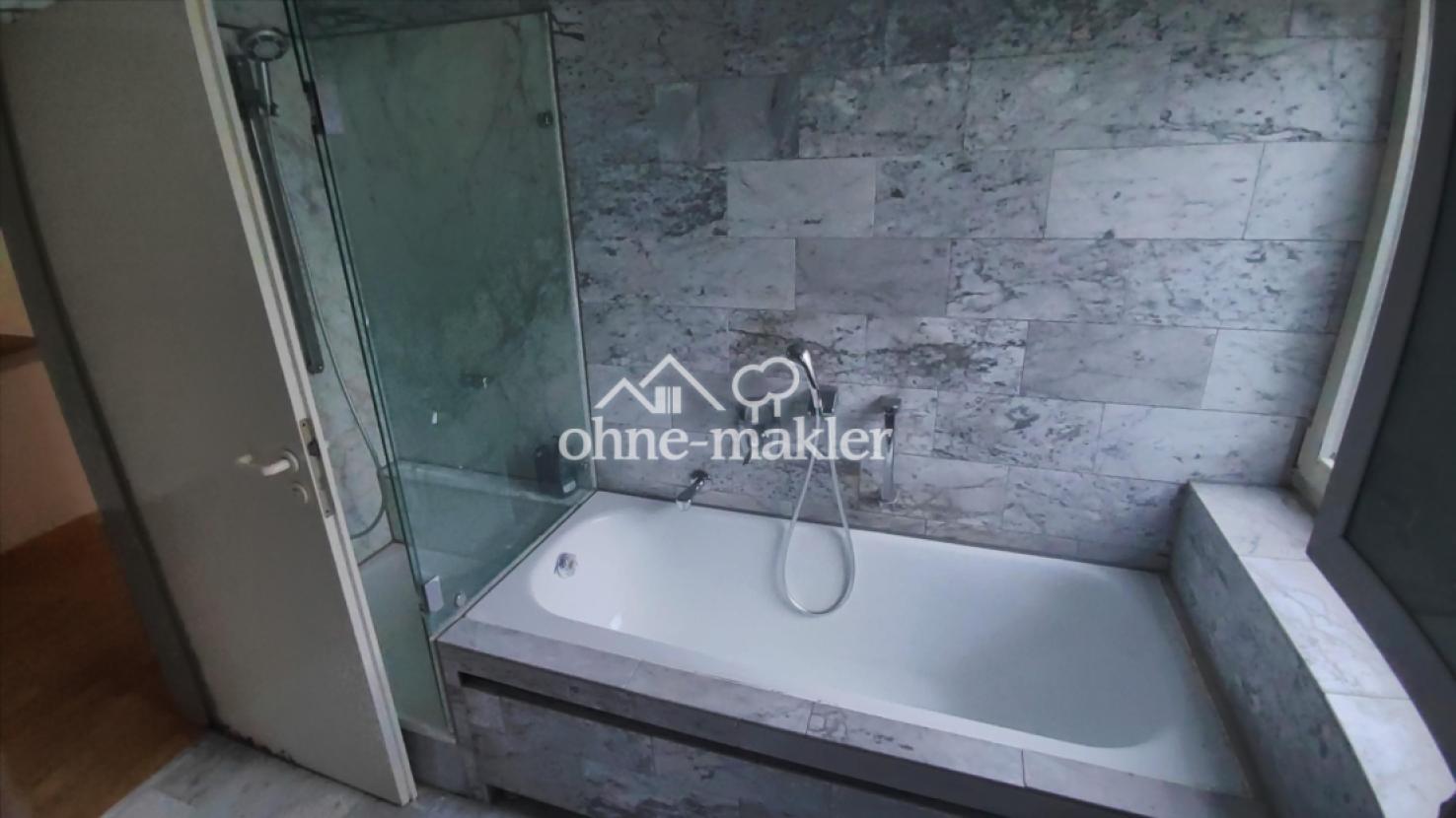 Bad Badewanne und Dusche