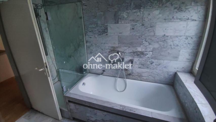 Bad Badewanne und Dusche