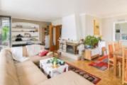 Wohnzimmer mit Kamin und Zugang zum Garten