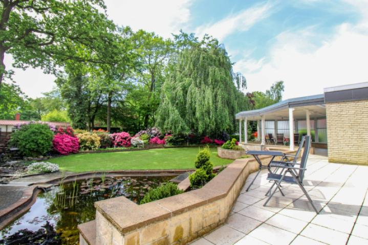 Offene Terrasse mit Teich