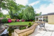 Offene Terrasse mit Teich