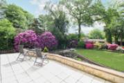 Terrassenblick mit Rhododendron