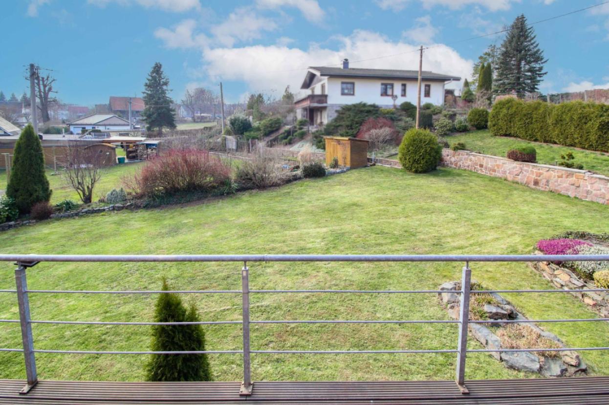 Ausblick vom Balkon in den Garten(2)