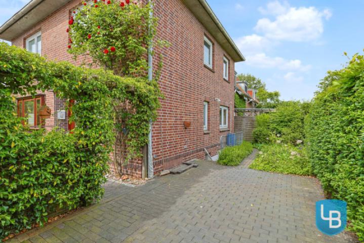 Terrasse mit Zugang zum Kellergeschoss