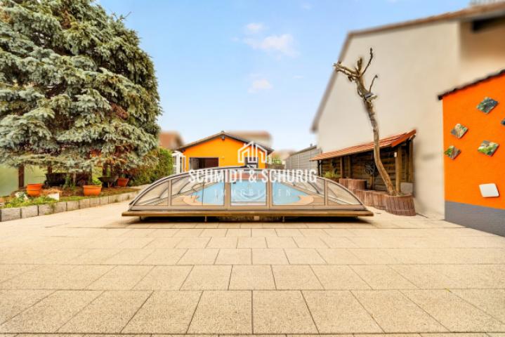 Pool und Hinterhaus