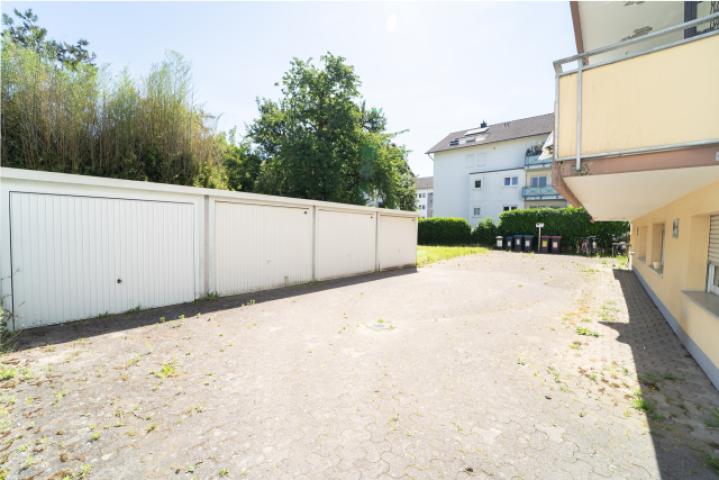 Hinterhof m. Garagen