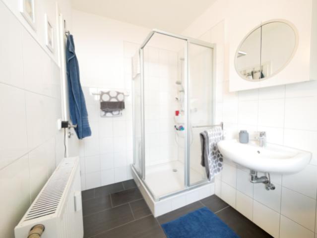 Erdgeschoss links - Badezimmer
