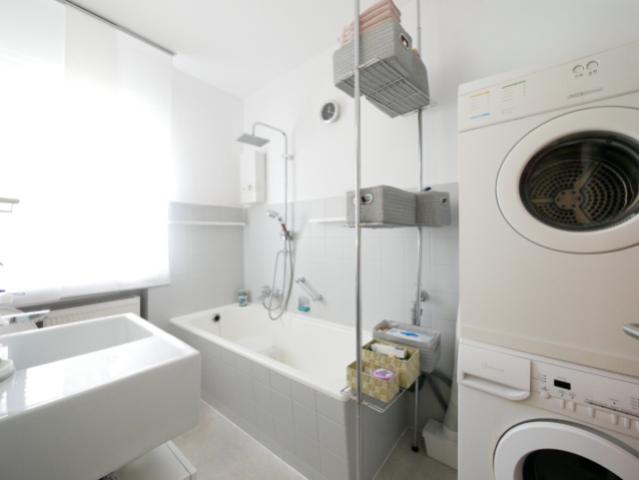 Erdgeschoss rechts - Badezimmer