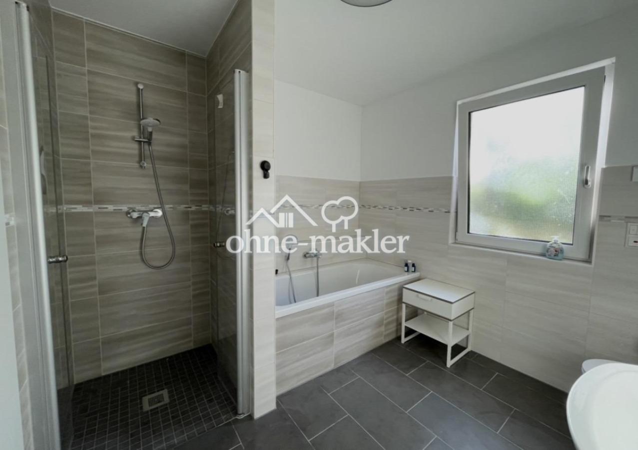 Bad mit Badewanne und Dusche