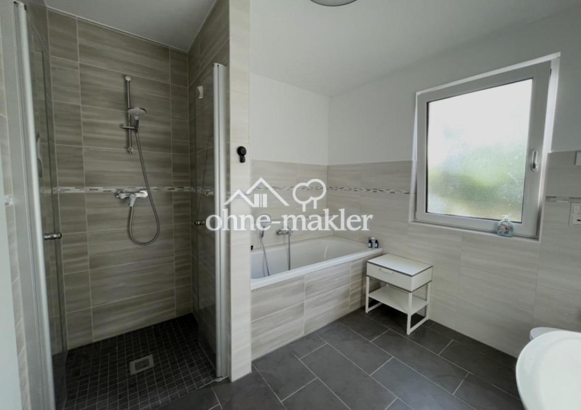 Bad mit Badewanne und Dusche