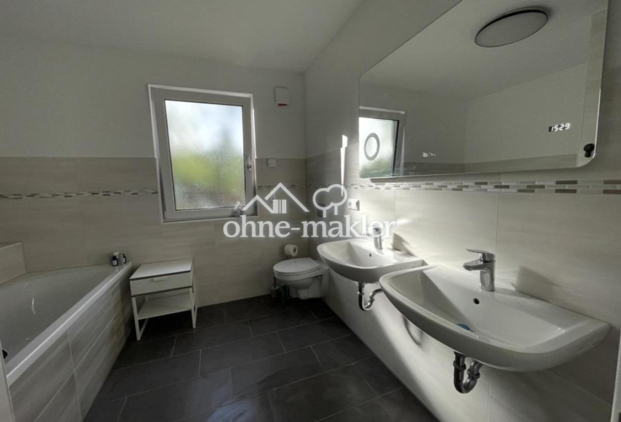 Bad mit Badewanne und Dusche