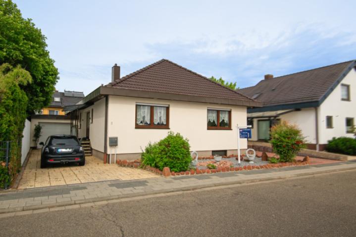 Bungalow Außen mit Garage