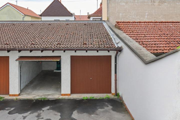 Blick in den Hof / Garage