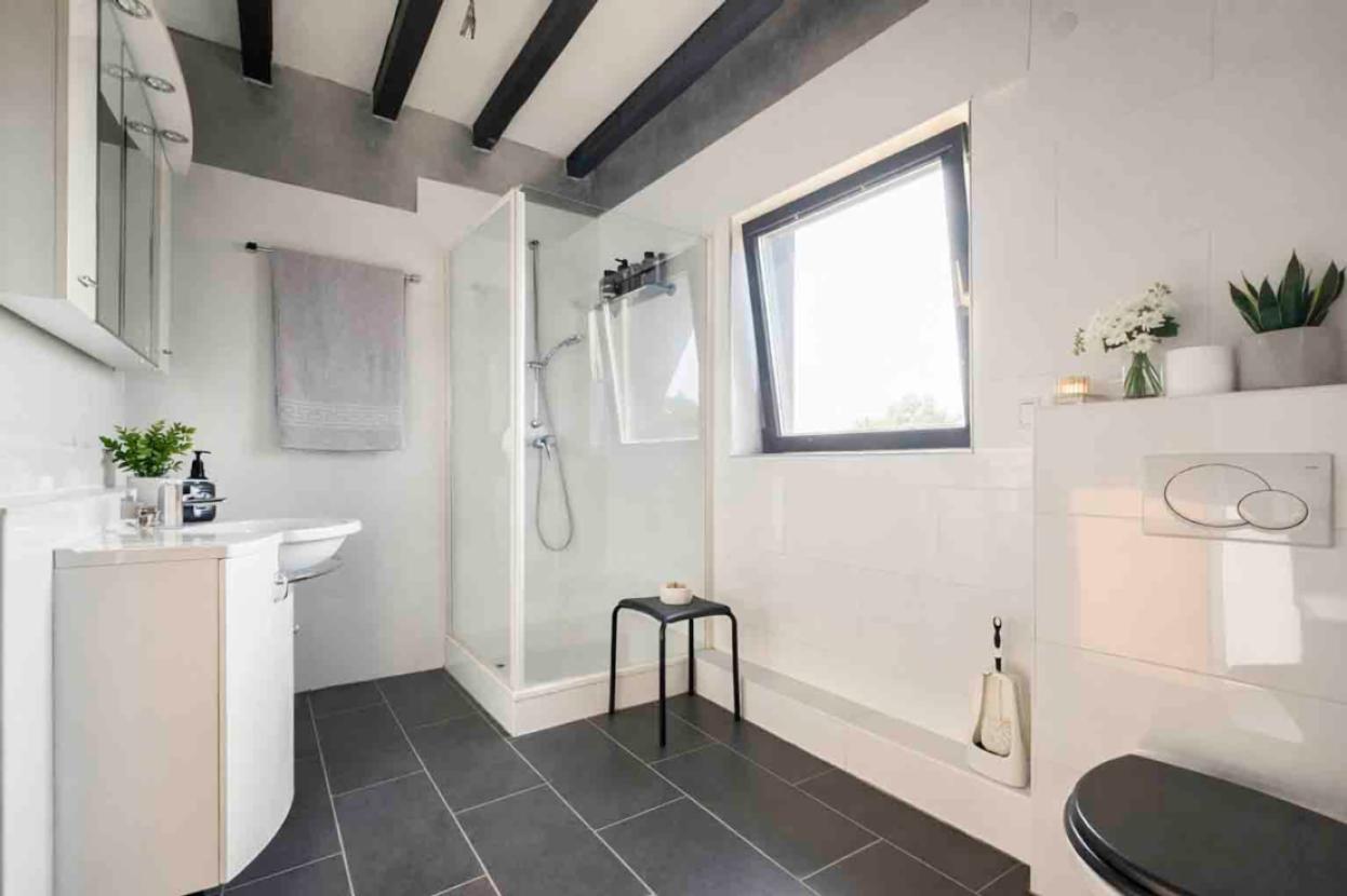 Badezimmer mit Dusche OG