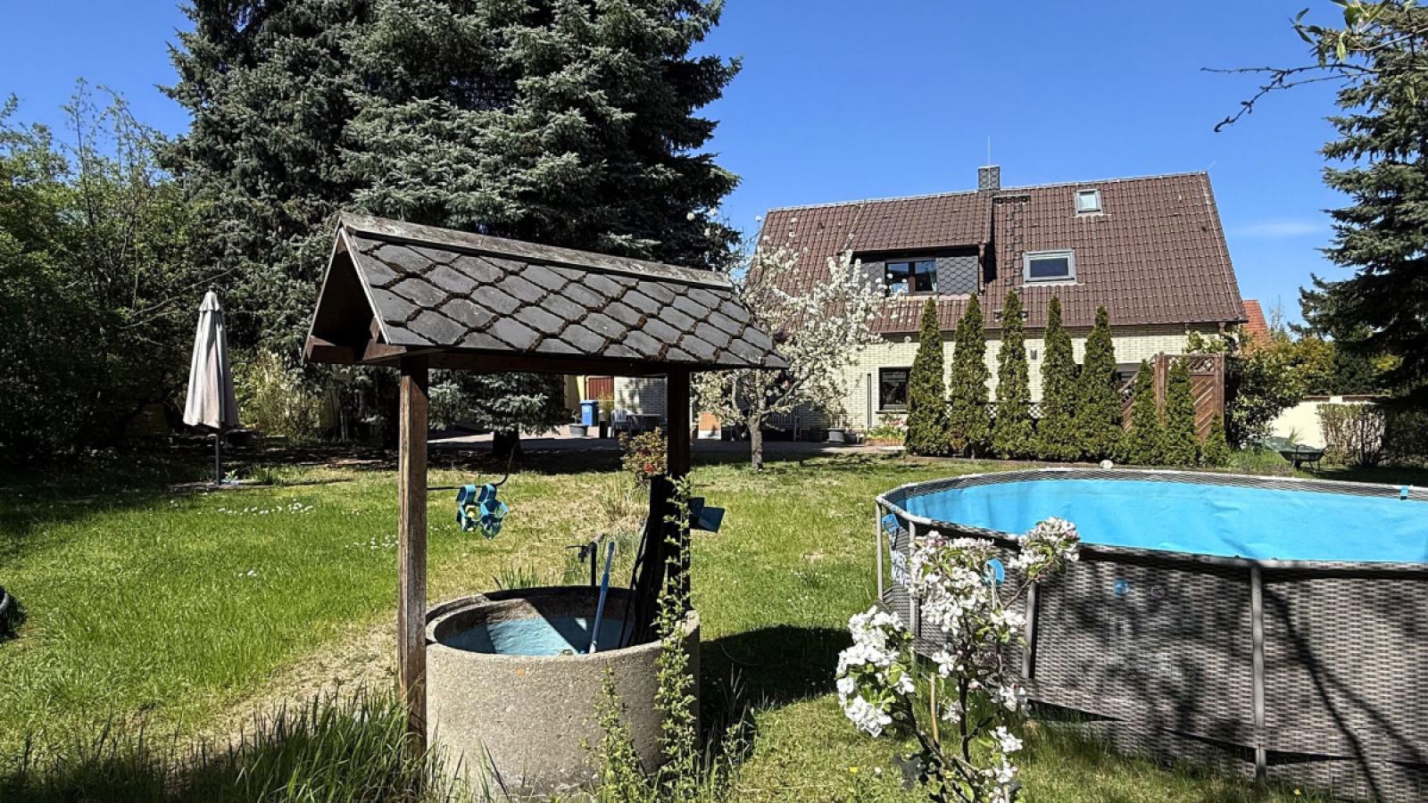 Haus von hinten mit Garten