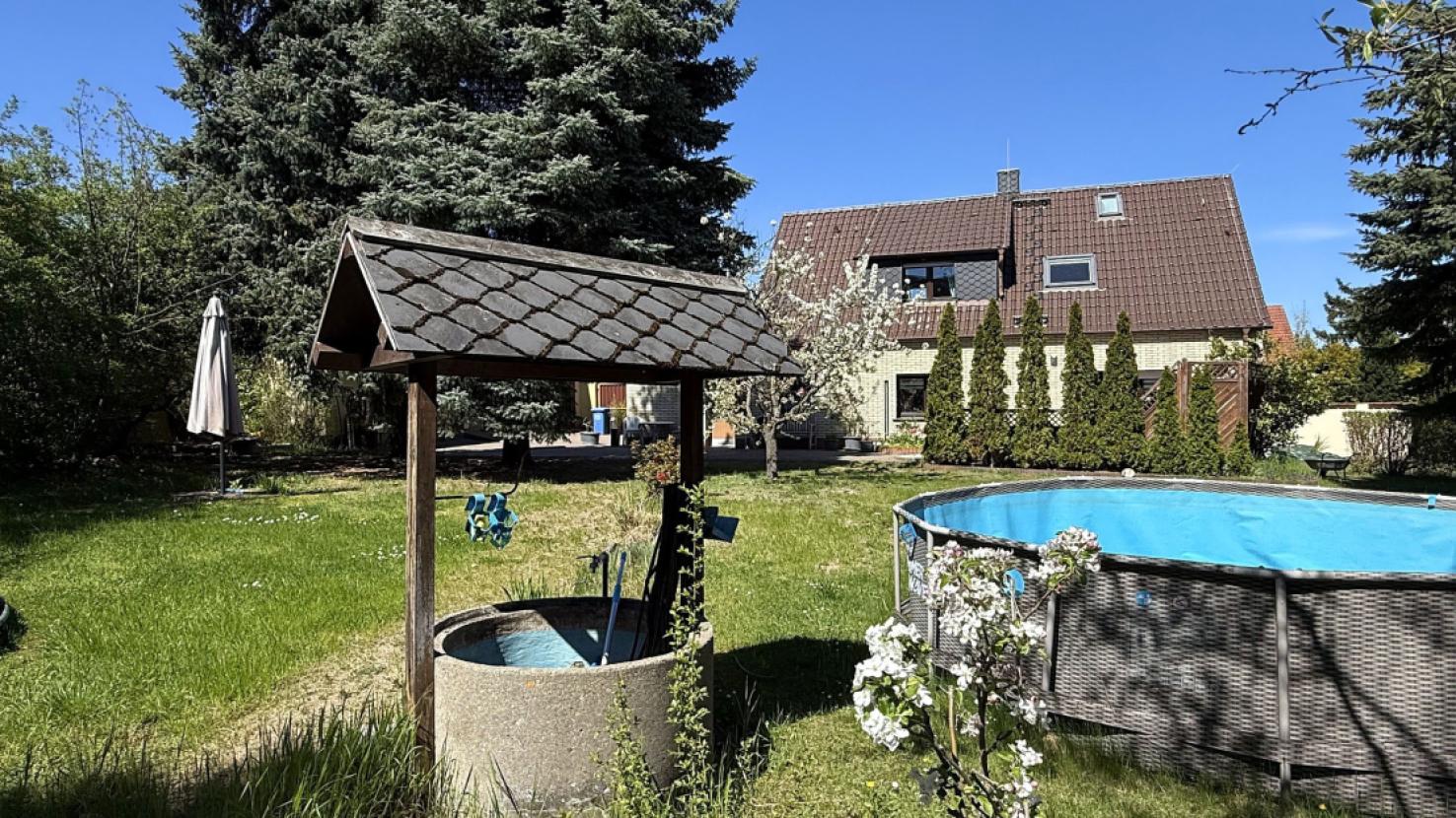 Haus von hinten mit Garten