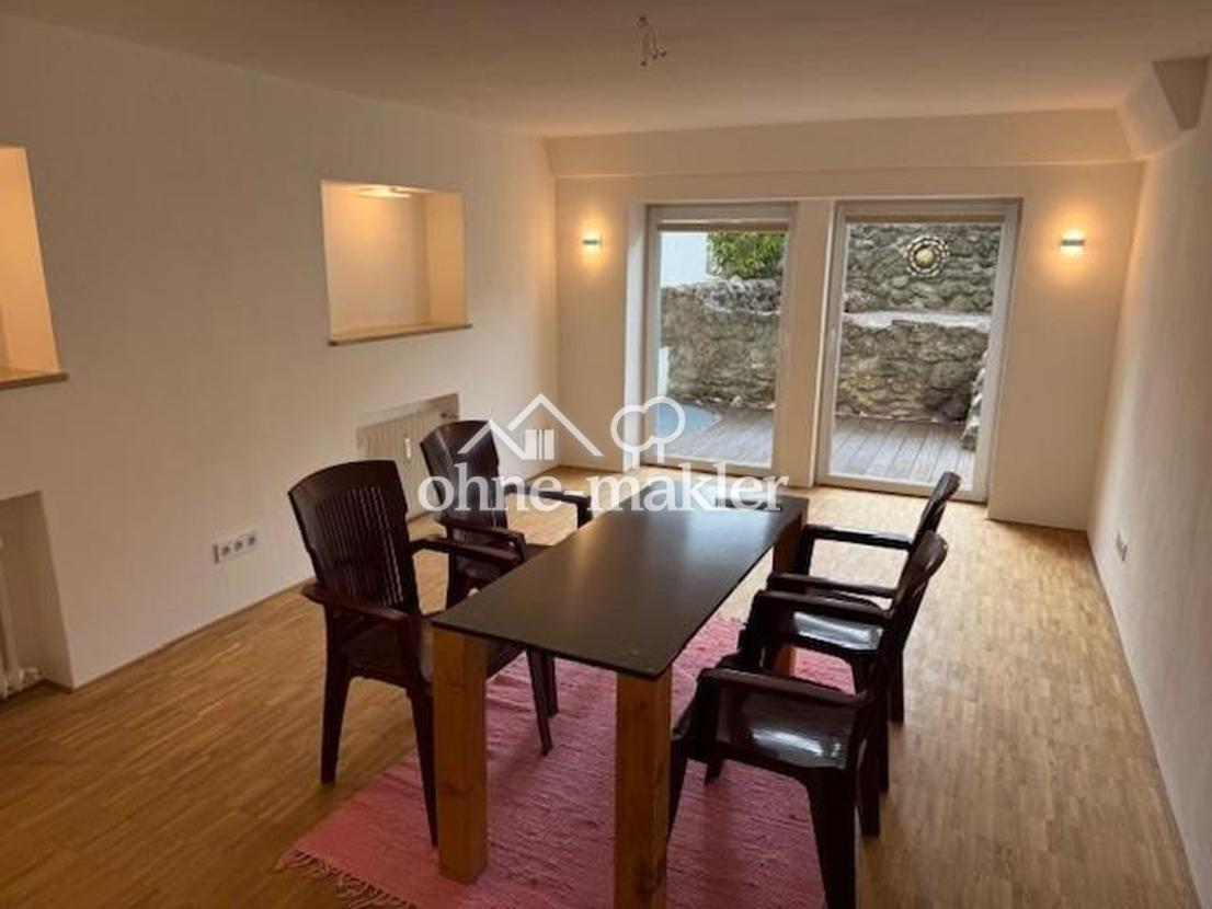 großes Wohnzimmer mit Terrasse