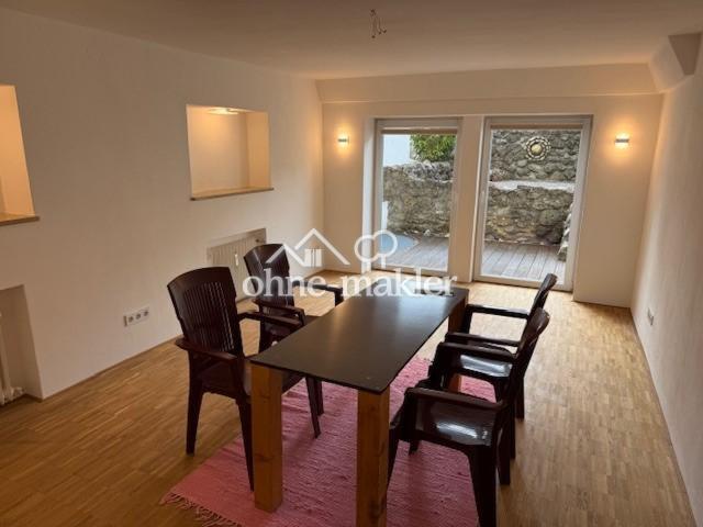 großes Wohnzimmer mit Terrasse