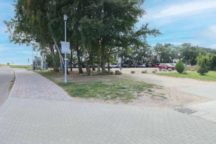 Parkplatz und Bushaltestelle