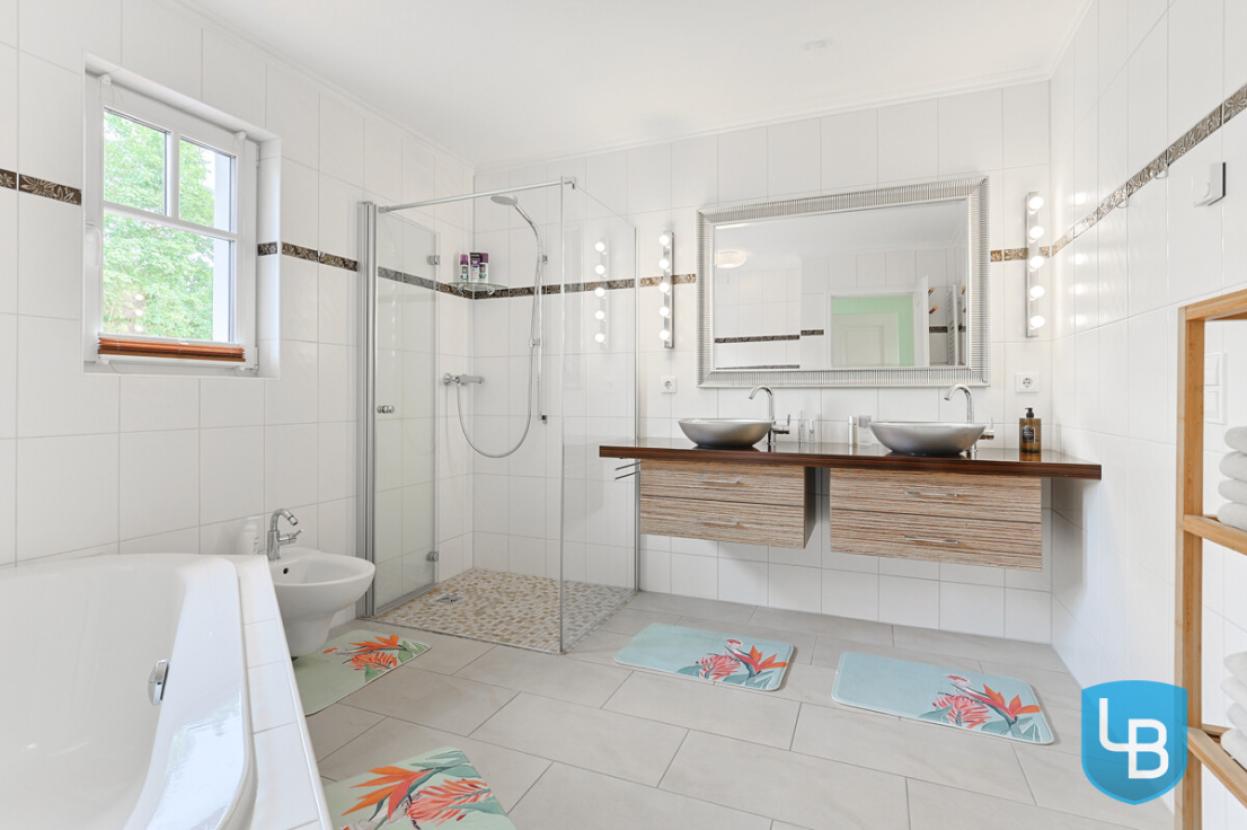 Modernes Badezimmer