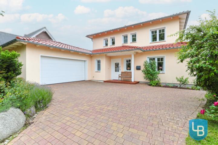 Zufahrt zu Haus und Garage