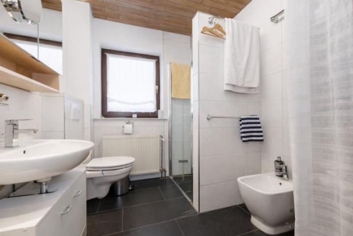 Modernes Bad mit bodengleicher Dusche EG