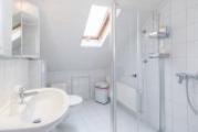 Modernes Bad mit bodengleicher Dusche DG