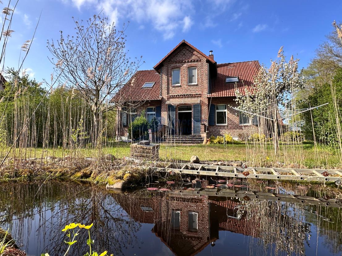 Teich Hauseingang Altbau