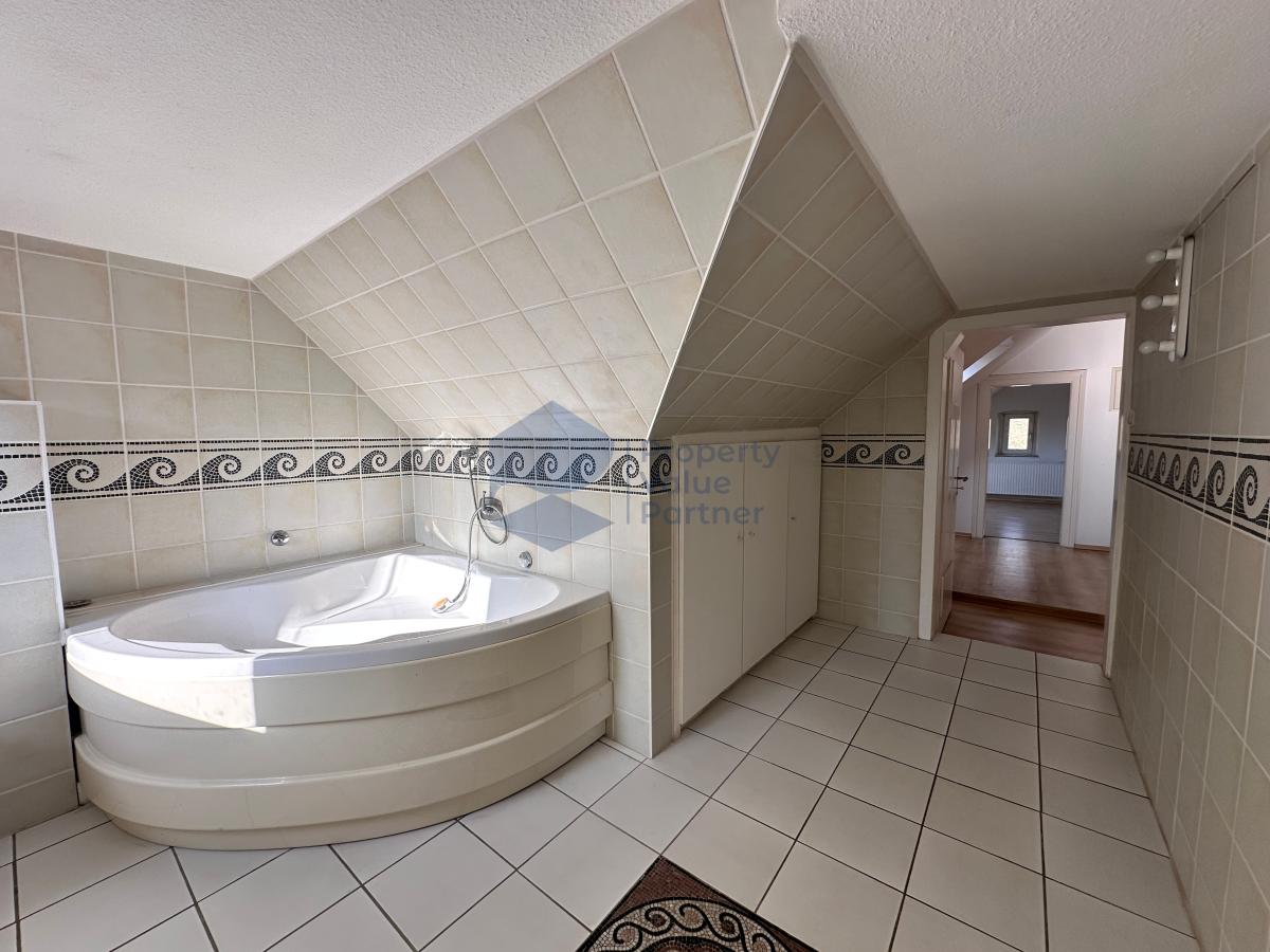 Altbau OG Tageslichtwannenbad
