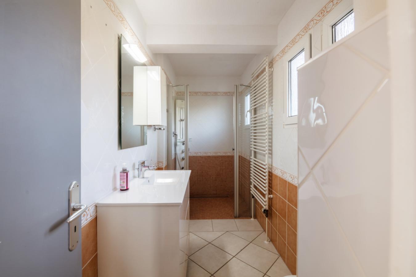 Modernes Bad mit Walk-In-Dusche
