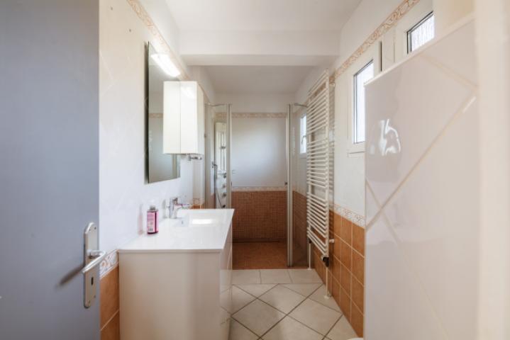 Modernes Bad mit Walk-In-Dusche