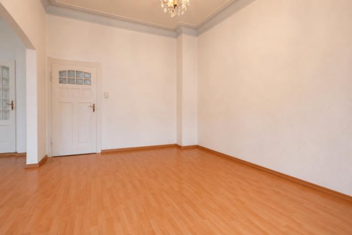 Esszimmer, KI bearbeitet