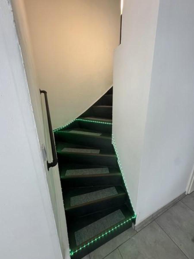 22 Treppe zur oberen Wohnung